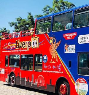 Na ulici parkuje dvoupatrový autobus