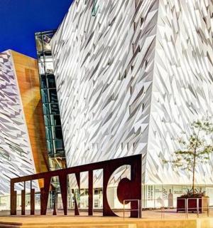 一座带有大型建筑的大型办公楼