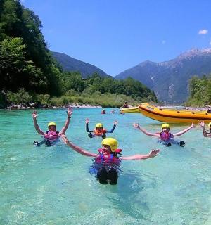 一群人在河里的水中