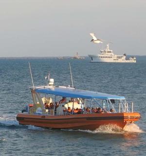 loď s lidmi na vodě