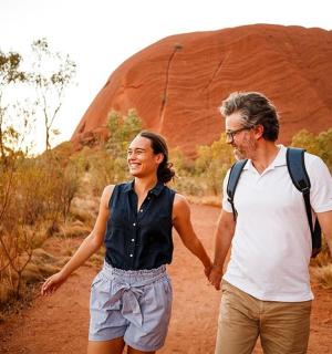 一男一女走在土路上