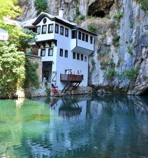 budova na řece vedle hory