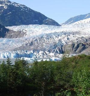 ledovec v hoře se sněhem
