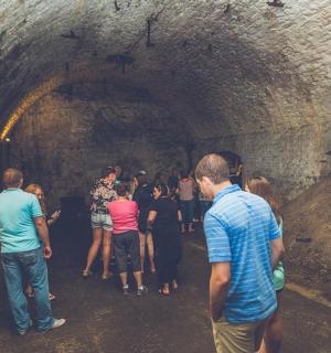 skupina lidí stojících v tunelu