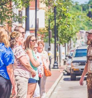 skupina lidí jdoucích po chodníku