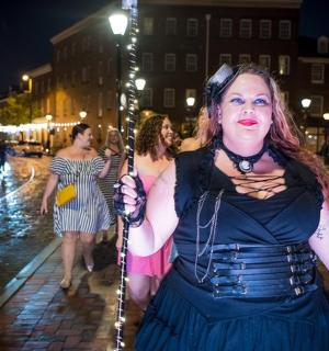 skupina žen jdoucích v noci po ulici