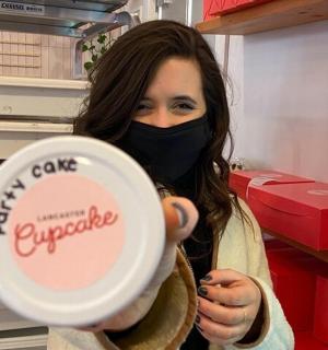 一名戴着口罩、手里拿着飞盘的女子