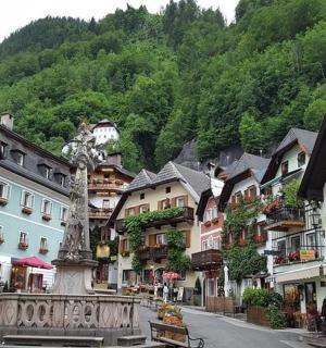 街道中央有雕像的城镇