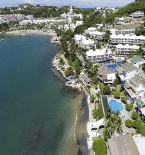 eine Luftaufnahme eines Strandes neben dem Wasser