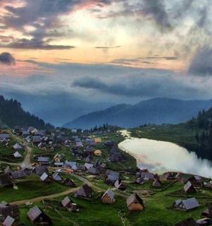 有湖泊和山脉的村庄景色