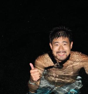 一名男子穿着衬衫竖起大拇指