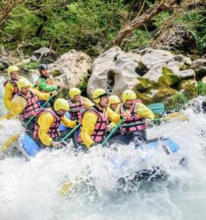 一群人在河上的木筏上