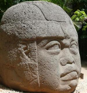 桌子上有一尊头像石像