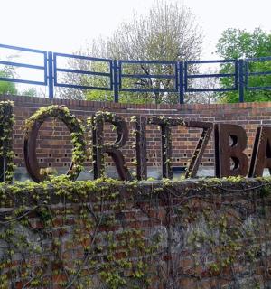 en murstensvæg med et skilt, hvorpå der står parker