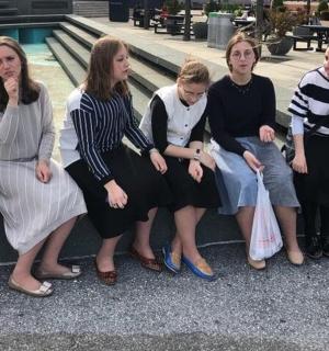 skupina žen sedících na lavičce