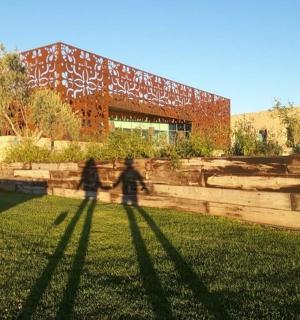 两个人站在建筑物前的草地上