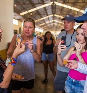 一群人围着一个正在吃饭的男人