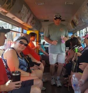 skupina lidí sedících uvnitř autobusu
