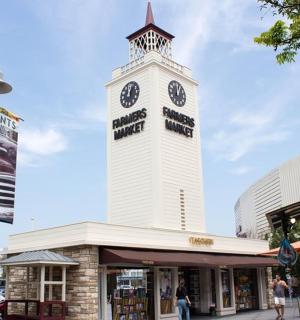 hodinová věž na vrcholu nákupního centra