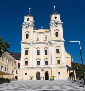 一座带有钟楼的白色大楼