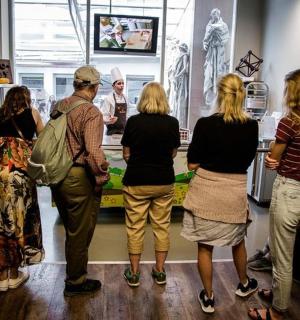 一群人站在房间里