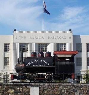 lokomotiva stojící před budovou