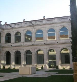 一栋有很多窗户的白色大楼