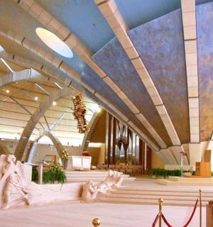 一座有着彩绘天花板和大房间的大教堂