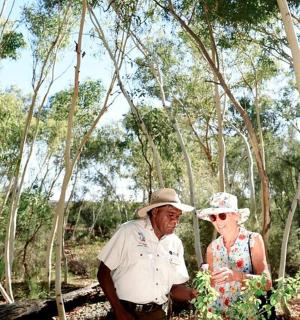 一名男子和一名女子站在森林里