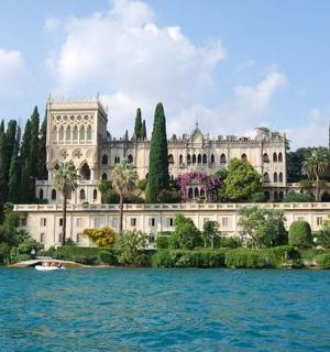 velká budova stojící na břehu jezera