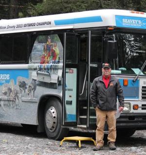 muž stojící před autobusem