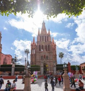 一群人走在大教堂前