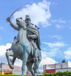 一尊骑马手持长矛的男人雕像