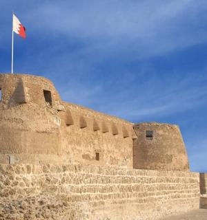 hrad s vlajkou na vrcholu