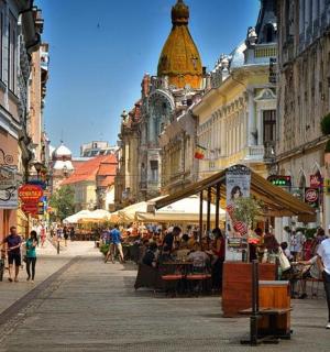 一群人走在城市街道上