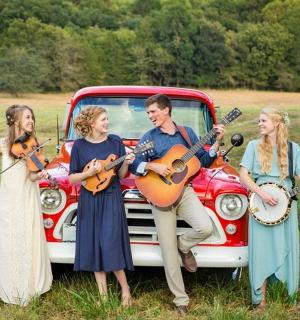 skupina lidí stojících na kapotě auta