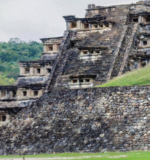 石墙上的一座古老城堡