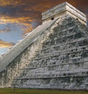 金字塔,背景是多云的天空