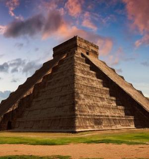 金字塔,背景是多云的天空