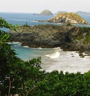 海滩上的岩石和海洋景观