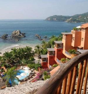 o vedere a plajei de la balconul unei stațiuni