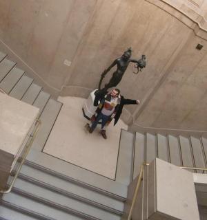 一名男子站在建筑物内的滑板上