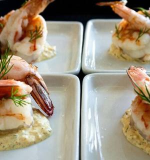 四个白色盘子，上面放着虾