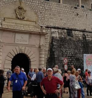 一群人站在一栋建筑物前