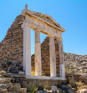 岩石山顶上的阿菲亚神庙