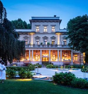 žena stojící před velkou budovou