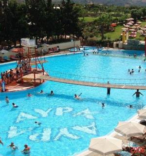 skupina lidí ve velkém bazénu