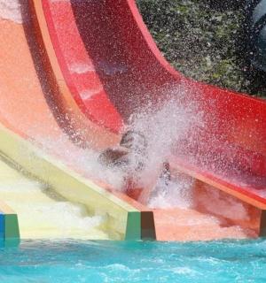 osoba spadla z tobogánu v bazénu