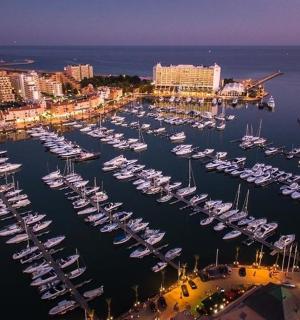 夜晚港口里停泊着许多船只