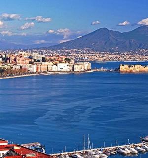 水中有船的城市景观